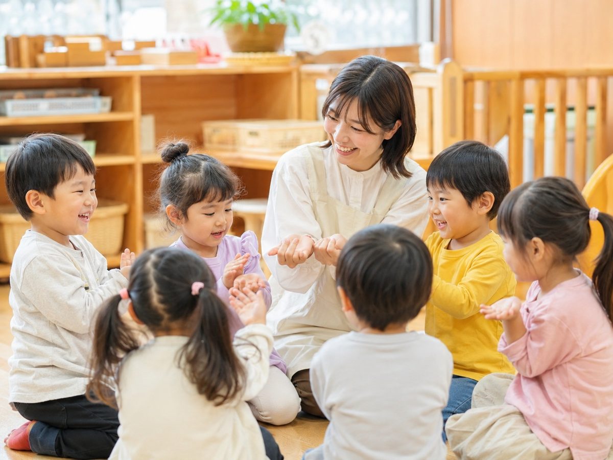 保育室で保育士と園児たちが一緒に活動する様子