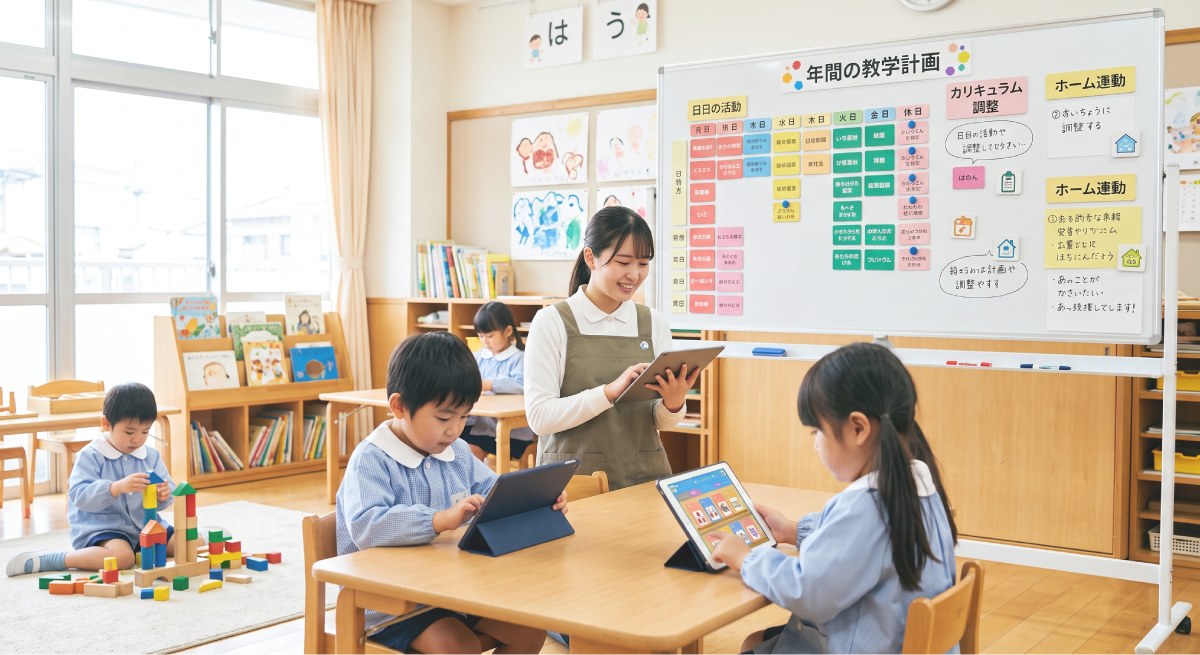 年間指導計画を掲示した教室で、先生がタブレットを持ち子どもの学習を見守る様子